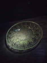 画像をギャラリービューアに読み込む, アンティーク ウランガラス|vaseline glass ( 明治・1890年頃作製 ) 和製プレスガラス 輪繋ぎ文 小皿 1枚/ 茶托,コースターにも dbsy14214-L