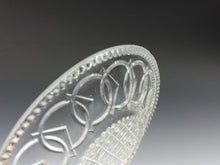 画像をギャラリービューアに読み込む, アンティーク ウランガラス|vaseline glass ( 明治・1890年頃作製 ) 和製プレスガラス 輪繋ぎ文 小皿 1枚/ 茶托,コースターにも dbsy14214-L