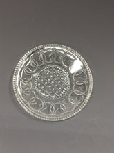 画像をギャラリービューアに読み込む, アンティーク ウランガラス|vaseline glass ( 明治・1890年頃作製 ) 和製プレスガラス 輪繋ぎ文 小皿 1枚/ 茶托,コースターにも dbsy14214-L