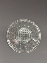 画像をギャラリービューアに読み込む, アンティーク ウランガラス|vaseline glass ( 明治・1890年頃作製 ) 和製プレスガラス 輪繋ぎ文 小皿 1枚/ 茶托,コースターにも dbsy14214-L