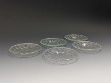 画像をギャラリービューアに読み込む, アンティーク ウランガラス|vaseline glass ( 明治・1890年頃作製 ) 和製プレスガラス 輪繋ぎ文 小皿 1枚/ 茶托,コースターにも dbsy14214-L
