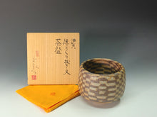 Load image into Gallery viewer, 近代工芸人気作家 梅田正弘|UMEDA Masahiro ( 大阪-三重県, 1937‐ ? ) 伊賀 練上くり抜き文 茶碗 共箱 dbsy14679-L