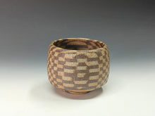 Load image into Gallery viewer, 近代工芸人気作家 梅田正弘|UMEDA Masahiro ( 大阪-三重県, 1937‐ ? ) 伊賀 練上くり抜き文 茶碗 共箱 dbsy14679-L