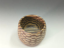 Load image into Gallery viewer, 近代工芸人気作家 梅田正弘|UMEDA Masahiro ( 大阪-三重県, 1937‐ ? ) 伊賀 練上くり抜き文 茶碗 共箱 dbsy14679-L