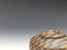 Load image into Gallery viewer, 近代工芸人気作家 梅田正弘|UMEDA Masahiro ( 大阪-三重県, 1937‐ ? ) 伊賀 練上くり抜き文 茶碗 共箱 dbsy14679-L