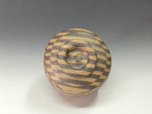 Load image into Gallery viewer, 近代工芸人気作家 梅田正弘|UMEDA Masahiro ( 大阪-三重県, 1937‐ ? ) 伊賀 練上くり抜き文 茶碗 共箱 dbsy14679-L