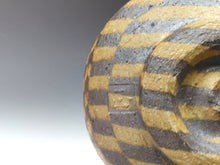 Load image into Gallery viewer, 近代工芸人気作家 梅田正弘|UMEDA Masahiro ( 大阪-三重県, 1937‐ ? ) 伊賀 練上くり抜き文 茶碗 共箱 dbsy14679-L