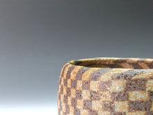 Load image into Gallery viewer, 近代工芸人気作家 梅田正弘|UMEDA Masahiro ( 大阪-三重県, 1937‐ ? ) 伊賀 練上くり抜き文 茶碗 共箱 dbsy14679-L