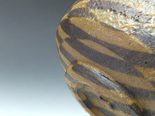 Load image into Gallery viewer, 近代工芸人気作家 梅田正弘|UMEDA Masahiro ( 大阪-三重県, 1937‐ ? ) 伊賀 練上くり抜き文 茶碗 共箱 dbsy14679-L