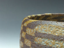 Load image into Gallery viewer, 近代工芸人気作家 梅田正弘|UMEDA Masahiro ( 大阪-三重県, 1937‐ ? ) 伊賀 練上くり抜き文 茶碗 共箱 dbsy14679-L