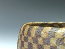 Load image into Gallery viewer, 近代工芸人気作家 梅田正弘|UMEDA Masahiro ( 大阪-三重県, 1937‐ ? ) 伊賀 練上くり抜き文 茶碗 共箱 dbsy14679-L