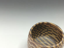 Load image into Gallery viewer, 近代工芸人気作家 梅田正弘|UMEDA Masahiro ( 大阪-三重県, 1937‐ ? ) 伊賀 練上くり抜き文 茶碗 共箱 dbsy14679-L