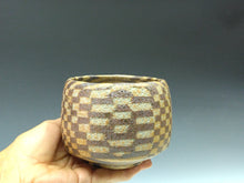 Load image into Gallery viewer, 近代工芸人気作家 梅田正弘|UMEDA Masahiro ( 大阪-三重県, 1937‐ ? ) 伊賀 練上くり抜き文 茶碗 共箱 dbsy14679-L