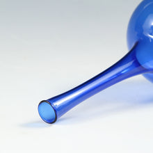 画像をギャラリービューアに読み込む, ヴィンテージ Lauscha Glass 旧東ドイツ・ラウシャ村の丁寧な吹きガラス 鮮やかなブルーの鶴首花生 1950年代頃(a) 箱なし dbsy13373-o