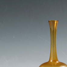 画像をギャラリービューアに読み込む, ヴィンテージ Lauscha Glass 旧東ドイツ・ラウシャ村の丁寧な吹きガラス 落ち着いたイエローの鶴首花生 1950年代頃(d) 箱なし dbsy13376-o