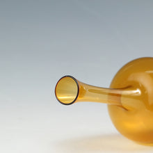 画像をギャラリービューアに読み込む, ヴィンテージ Lauscha Glass 旧東ドイツ・ラウシャ村の丁寧な吹きガラス 落ち着いたイエローの鶴首花生 1950年代頃(d) 箱なし dbsy13376-o