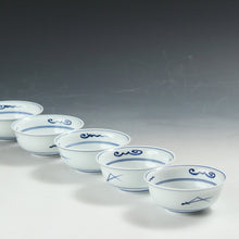 Load image into Gallery viewer, お買い得 有田焼|Arita ware(佐賀) 手描き染付 くらわんか 小鉢 1客 未使用高級和食器 懐石道具 和食器 抹茶 tea chado ware おしゃれな器 現代工藝作家/伝統工芸工房 デッドストック used 陶芸 陶磁器 古陶磁 porcelain, 高級料亭,レストラン食器茶事/茶会道具 art piece dbsy15364