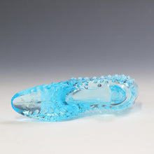 将图片加载到图库查看器,アメリカヴィンテージ FENTON|フェントン(USA,1950-70年代) スカイブルーボブネイル オパールセント アートガラス キャットシューズ 女の子を素敵な処へ運ぶラッキーアイテム dbsy15894-9