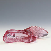 Load image into Gallery viewer, アメリカヴィンテージ FENTON|フェントン(USA,1950-70年代) ピンクデイジーボタン アートガラス キャットシューズ 女の子を素敵な処へ運ぶラッキーアイテム dbsy15886-9