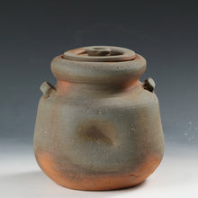 Load image into Gallery viewer, 人間国宝名品 藤原啓|FUJUWARA Kei(岡山, 1899-1983) 備前 緋襷 水指 / 塗蓋,見立て半練(ハンネラ)用赤絵蓋 添 国立工芸館,京都国立近代美術館,等所蔵作家 共箱 dbsy16113-g