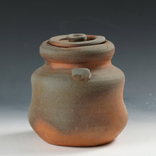 Load image into Gallery viewer, 人間国宝名品 藤原啓|FUJUWARA Kei(岡山, 1899-1983) 備前 緋襷 水指 / 塗蓋,見立て半練(ハンネラ)用赤絵蓋 添 国立工芸館,京都国立近代美術館,等所蔵作家 共箱 dbsy16113-g