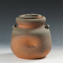 Load image into Gallery viewer, 人間国宝名品 藤原啓|FUJUWARA Kei(岡山, 1899-1983) 備前 緋襷 水指 / 塗蓋,見立て半練(ハンネラ)用赤絵蓋 添 国立工芸館,京都国立近代美術館,等所蔵作家 共箱 dbsy16113-g