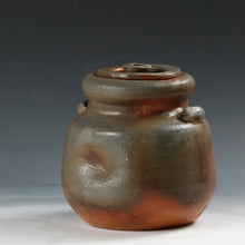 Load image into Gallery viewer, 人間国宝名品 藤原啓|FUJUWARA Kei(岡山, 1899-1983) 備前 緋襷 水指 / 塗蓋,見立て半練(ハンネラ)用赤絵蓋 添 国立工芸館,京都国立近代美術館,等所蔵作家 共箱 dbsy16113-g