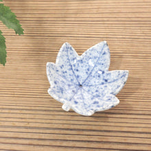 Load image into Gallery viewer, Inscribed: Kiyomizu ware (author unknown), dyed, blown ink, maple-shaped bean plate with foot, 1 customer dbsy6528-z