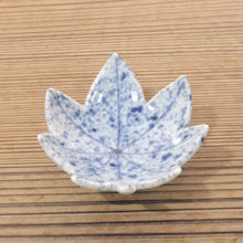 Load image into Gallery viewer, Inscribed: Kiyomizu ware (author unknown), dyed, blown ink, maple-shaped bean plate with foot, 1 customer dbsy6528-z