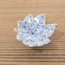 Load image into Gallery viewer, Inscribed: Kiyomizu ware (author unknown), dyed, blown ink, maple-shaped bean plate with foot, 1 customer dbsy6528-z