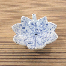 Load image into Gallery viewer, Inscribed: Kiyomizu ware (author unknown), dyed, blown ink, maple-shaped bean plate with foot, 1 customer dbsy6528-z