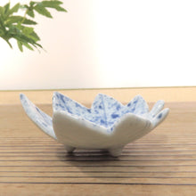 Load image into Gallery viewer, Inscribed: Kiyomizu ware (author unknown), dyed, blown ink, maple-shaped bean plate with foot, 1 customer dbsy6528-z
