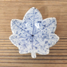 Load image into Gallery viewer, Inscribed: Kiyomizu ware (author unknown), dyed, blown ink, maple-shaped bean plate with foot, 1 customer dbsy6528-z