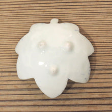 Load image into Gallery viewer, Inscribed: Kiyomizu ware (author unknown), dyed, blown ink, maple-shaped bean plate with foot, 1 customer dbsy6528-z