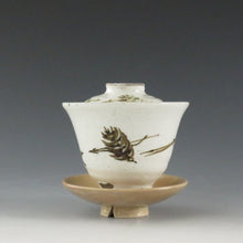 画像をギャラリービューアに読み込む, 古曽部焼 4代五十嵐信平(明治期・1900年頃) 粉引鉄絵 松の実絵見立て蓋碗 萩焼瓶台添 dbsy9623-a