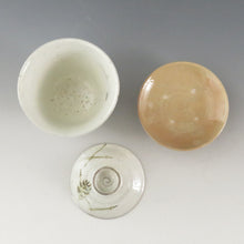 画像をギャラリービューアに読み込む, 古曽部焼 4代五十嵐信平(明治期・1900年頃) 粉引鉄絵 松の実絵見立て蓋碗 萩焼瓶台添 dbsy9623-a