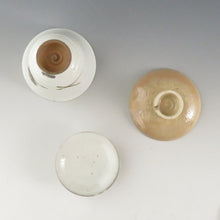 画像をギャラリービューアに読み込む, 古曽部焼 4代五十嵐信平(明治期・1900年頃) 粉引鉄絵 松の実絵見立て蓋碗 萩焼瓶台添 dbsy9623-a