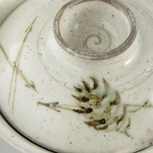 画像をギャラリービューアに読み込む, 古曽部焼 4代五十嵐信平(明治期・1900年頃) 粉引鉄絵 松の実絵見立て蓋碗 萩焼瓶台添 dbsy9623-a