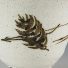 画像をギャラリービューアに読み込む, 古曽部焼 4代五十嵐信平(明治期・1900年頃) 粉引鉄絵 松の実絵見立て蓋碗 萩焼瓶台添 dbsy9623-a