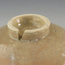 画像をギャラリービューアに読み込む, 古曽部焼 4代五十嵐信平(明治期・1900年頃) 粉引鉄絵 松の実絵見立て蓋碗 萩焼瓶台添 dbsy9623-a