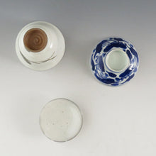画像をギャラリービューアに読み込む, 古曽部焼 4代五十嵐信平(明治期・1900年頃) 粉引鉄絵 松の実絵見立て蓋碗 伊万里蓮鳥絵瓶台添 dbsy9624-a