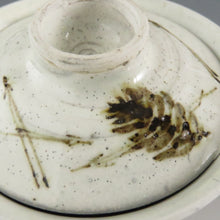 画像をギャラリービューアに読み込む, 古曽部焼 4代五十嵐信平(明治期・1900年頃) 粉引鉄絵 松の実絵見立て蓋碗 伊万里蓮鳥絵瓶台添 dbsy9624-a