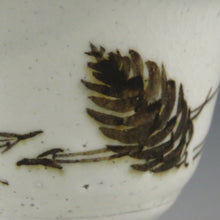 画像をギャラリービューアに読み込む, 古曽部焼 4代五十嵐信平(明治期・1900年頃) 粉引鉄絵 松の実絵見立て蓋碗 伊万里蓮鳥絵瓶台添 dbsy9624-a