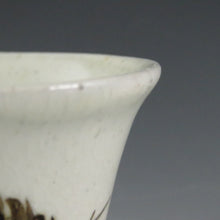 画像をギャラリービューアに読み込む, 古曽部焼 4代五十嵐信平(明治期・1900年頃) 粉引鉄絵 松の実絵見立て蓋碗 伊万里蓮鳥絵瓶台添 dbsy9624-a