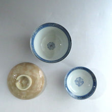 画像をギャラリービューアに読み込む, 伊万里焼(江戸期 1810年頃) 地紋祥瑞染付写 見立て蓋碗 約80cc 萩焼瓶台添 dbsy9612-n