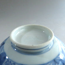 画像をギャラリービューアに読み込む, 伊万里焼(江戸期 1810年頃) 地紋祥瑞染付写 見立て蓋碗 約80cc 萩焼瓶台添 dbsy9612-n