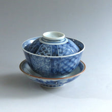 画像をギャラリービューアに読み込む, 伊万里焼(江戸期 1810年頃) 地紋祥瑞染付写 見立て蓋碗 約80cc 明治期手描蘭竹華文瓶台添 dbsy9613-o