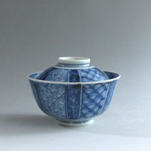 画像をギャラリービューアに読み込む, 伊万里焼(江戸期 1810年頃) 地紋祥瑞染付写 見立て蓋碗 約80cc 明治期手描蘭竹華文瓶台添 dbsy9613-o