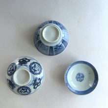 画像をギャラリービューアに読み込む, 伊万里焼(江戸期 1810年頃) 地紋祥瑞染付写 見立て蓋碗 約80cc 明治期手描宝尽染付瓶台添 dbsy9614-b