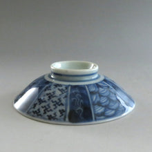 画像をギャラリービューアに読み込む, 伊万里焼(江戸期 1810年頃) 地紋祥瑞染付写 見立て蓋碗 約80cc 明治期手描宝尽染付瓶台添 dbsy9614-b